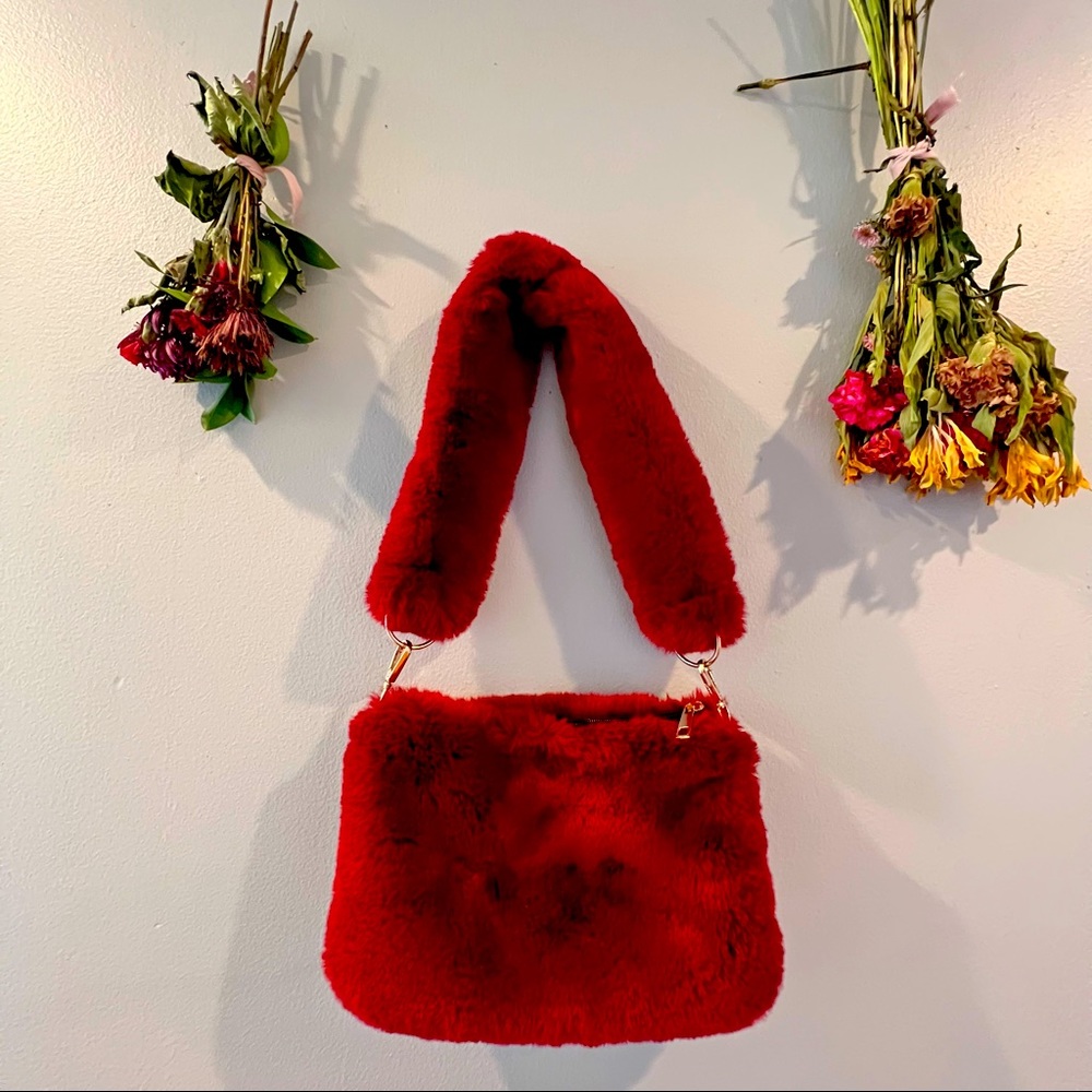 Shoulder arm handbag. Fuzzy material. Dark red. With gold accents.